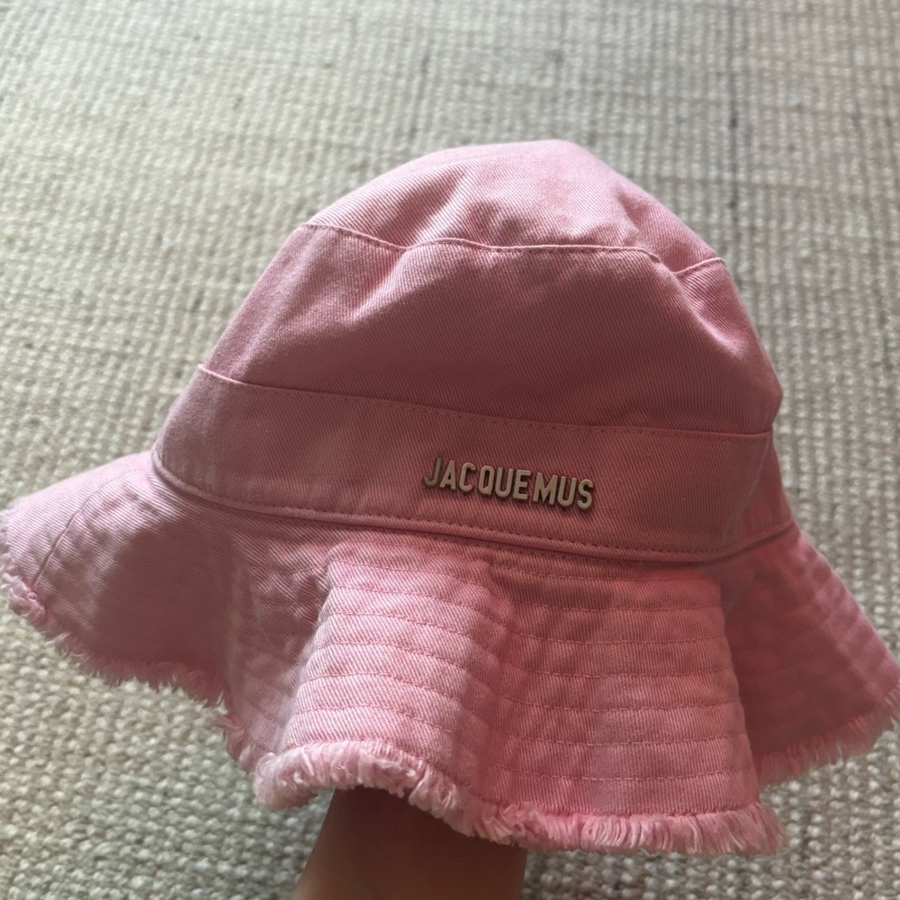 JACQUEMUS buckle hat pink
